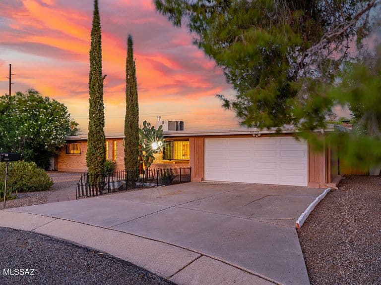 6880 E Hawthorne Cir photo 3