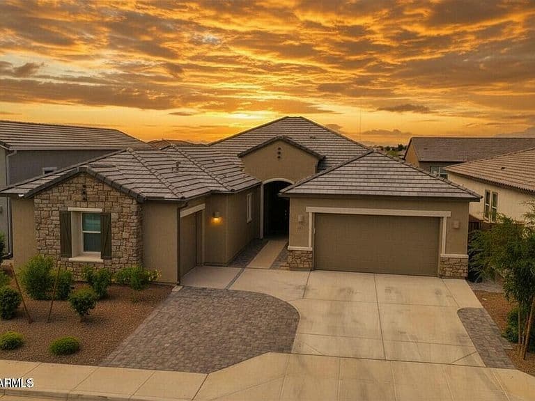3228 E SADDLETREE Way photo 1