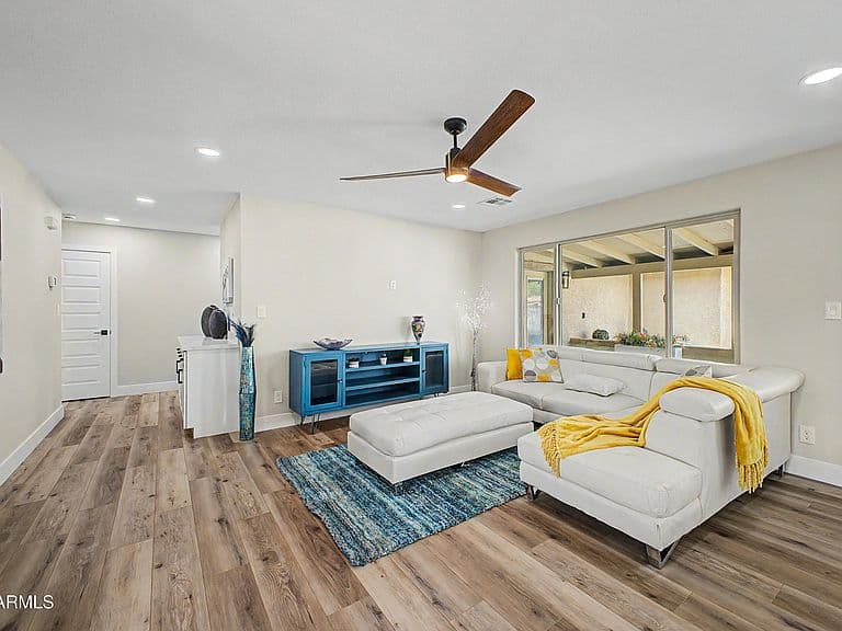 922 E LOYOLA Drive photo 5