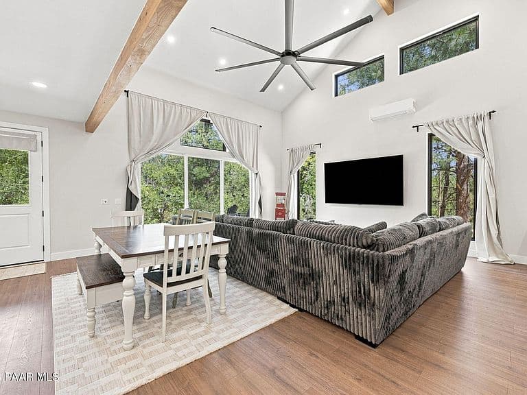 1010 Joseph St photo 5