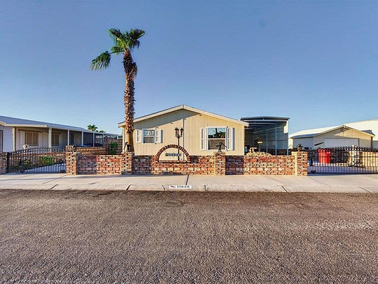 13628 E 49th Dr photo 2