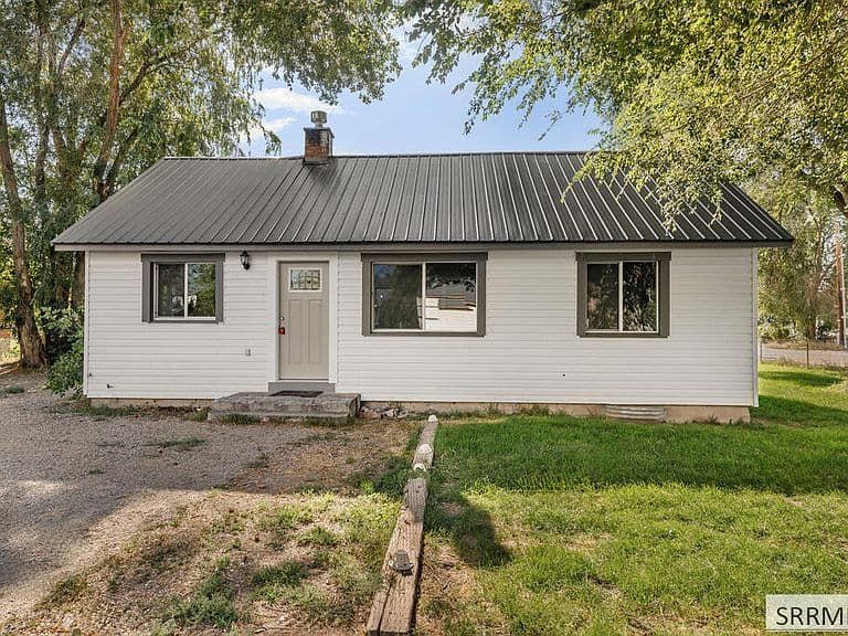 657 1st W photo 5