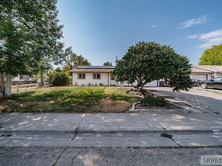 668 Terrace Dr photo 2