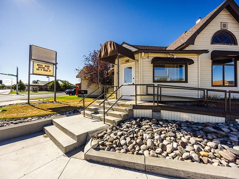 400 Coffeen Ave photo 4