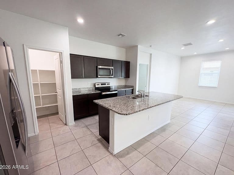 18616 W DESERT HOLLOW Drive photo 2