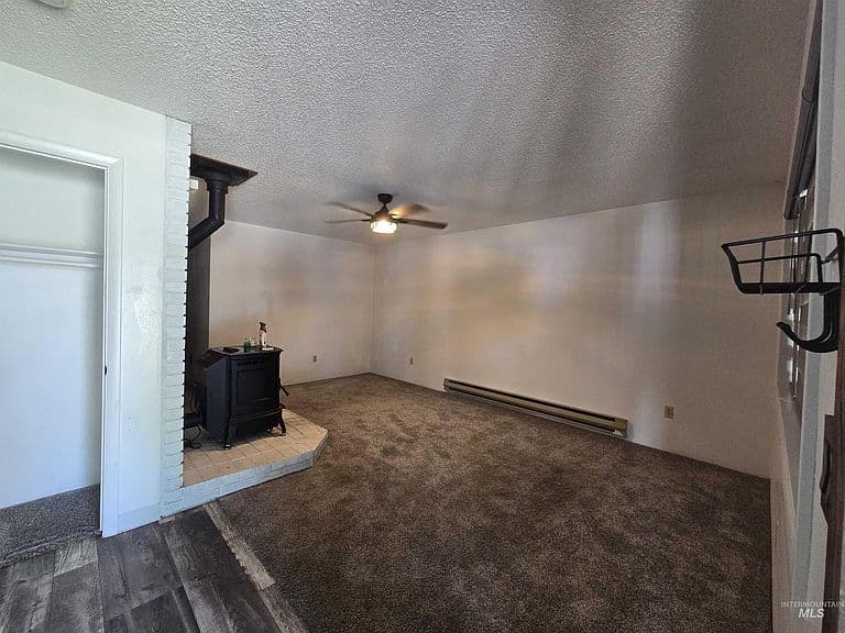 321 W Ave E photo 4