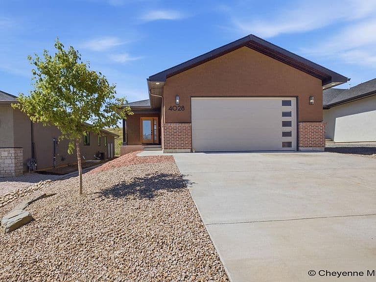 4028 Saddleback Ln photo 1