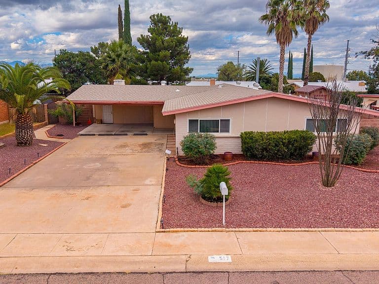 517 HOWARD Drive photo 2