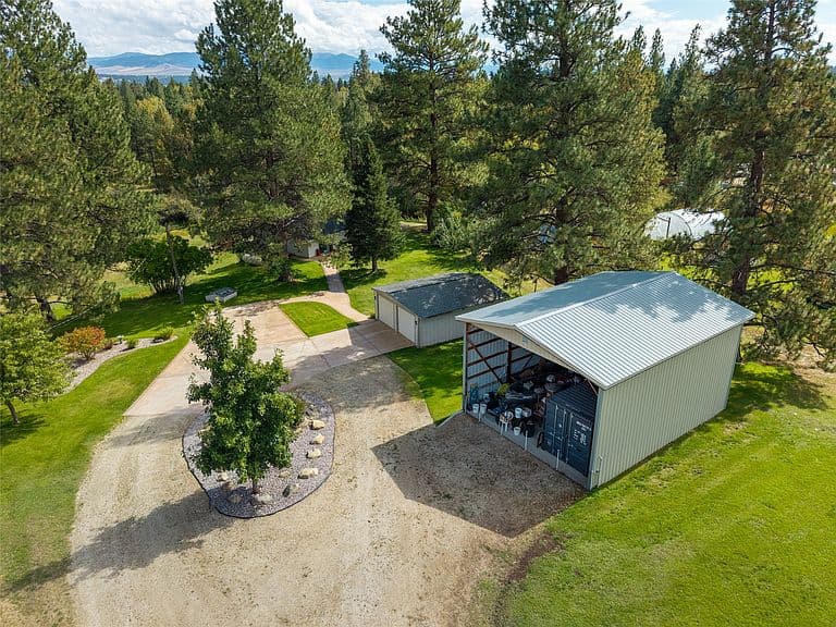 3676 Silverthorn Dr photo 1