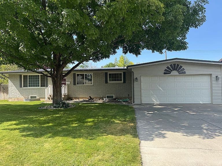 2220 Conant Dr photo 1