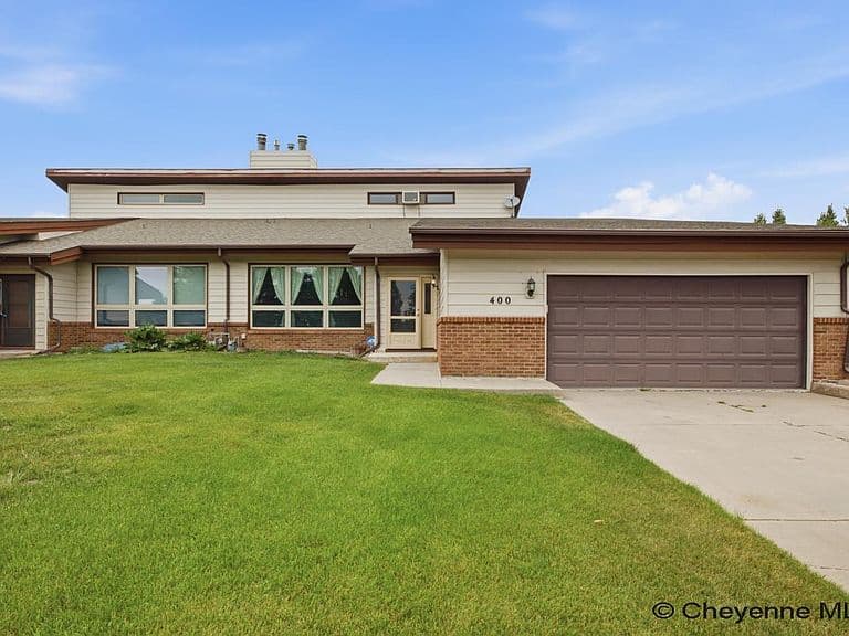 400 Manewal Dr photo 1