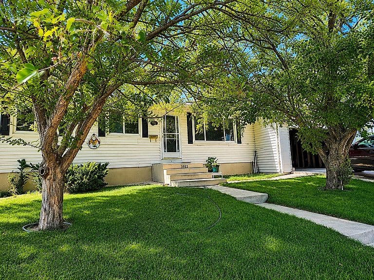 3933 E 6th St photo 1