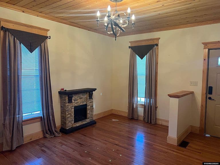221 E Pine St photo 2