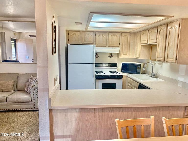 320 E LANCASTER Court photo 2