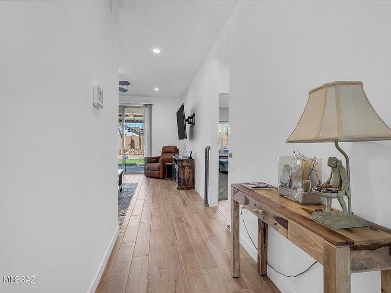 656 W Wilkinson St photo 3