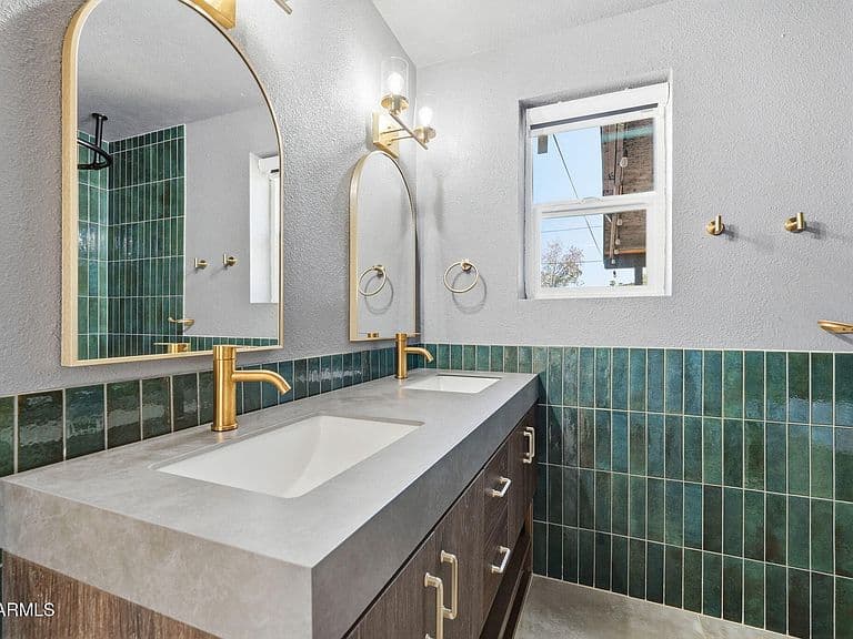 2230 W CAMBRIDGE Avenue photo 1