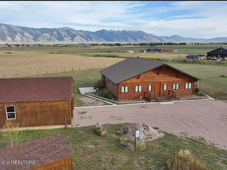 89 Wendy Ln photo 1