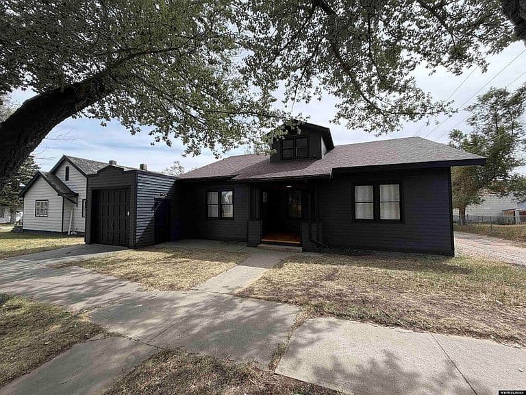 1110 W Maple St photo 1