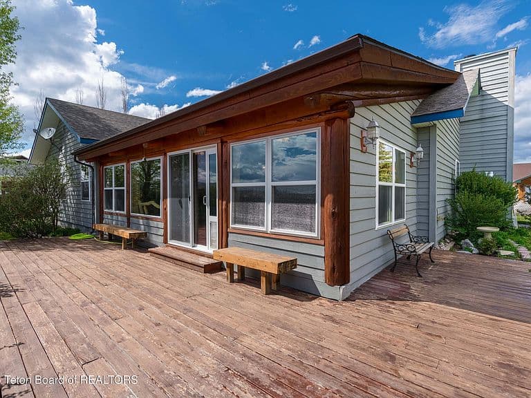 330 Meadowood St photo 5