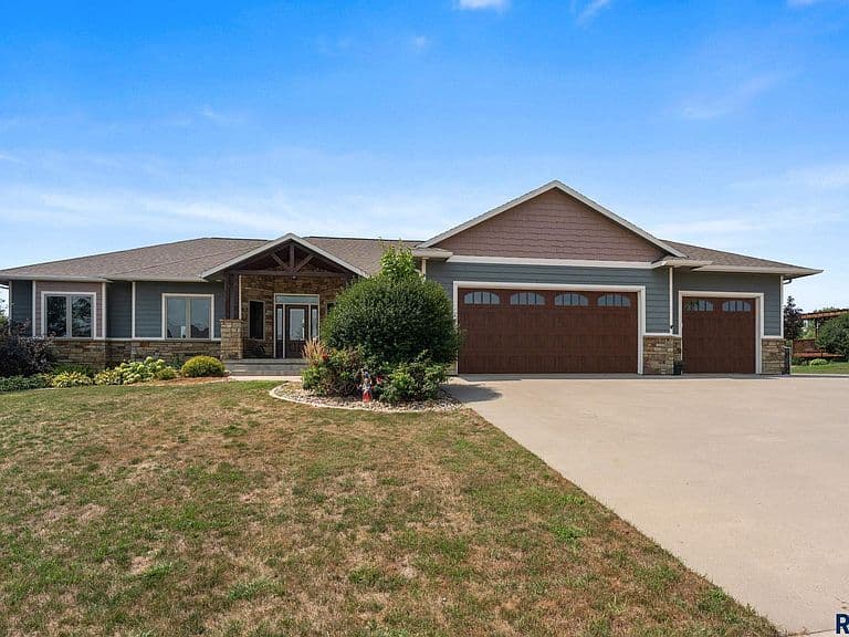 1005 Andrew Dr photo 1