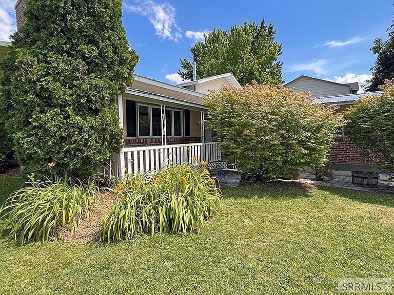 413 Logan Dr photo 3