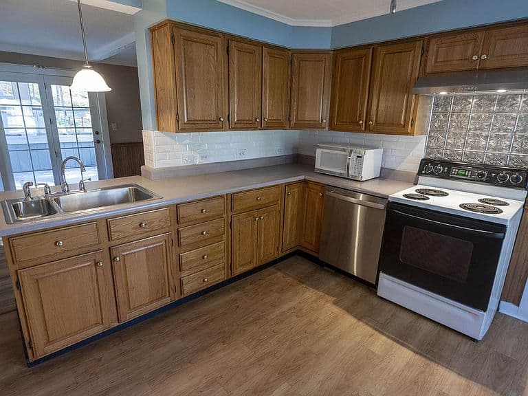 68 Davis Avenue photo 5