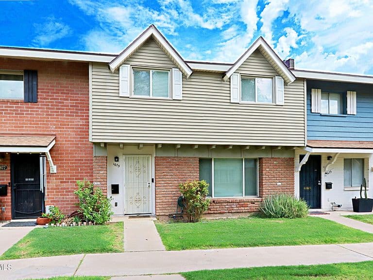 1675 W HAZELWOOD Street photo 1