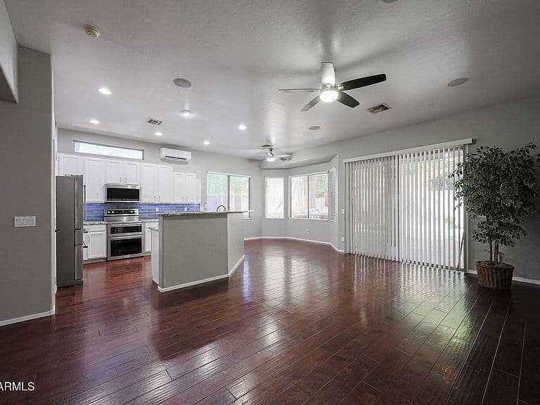 5974 W KERRY Lane photo 4