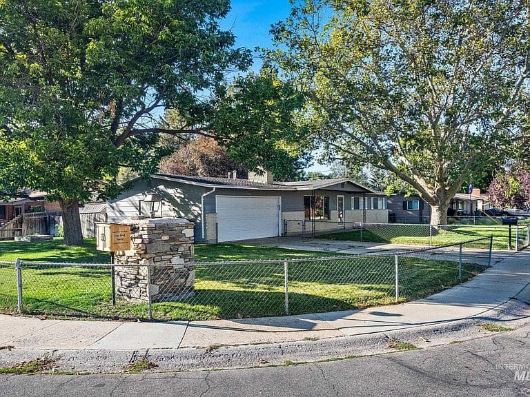 2037 S Curtis Rd photo 4