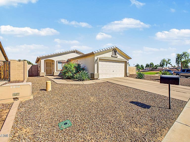 726 E MAHONEY Circle photo 1