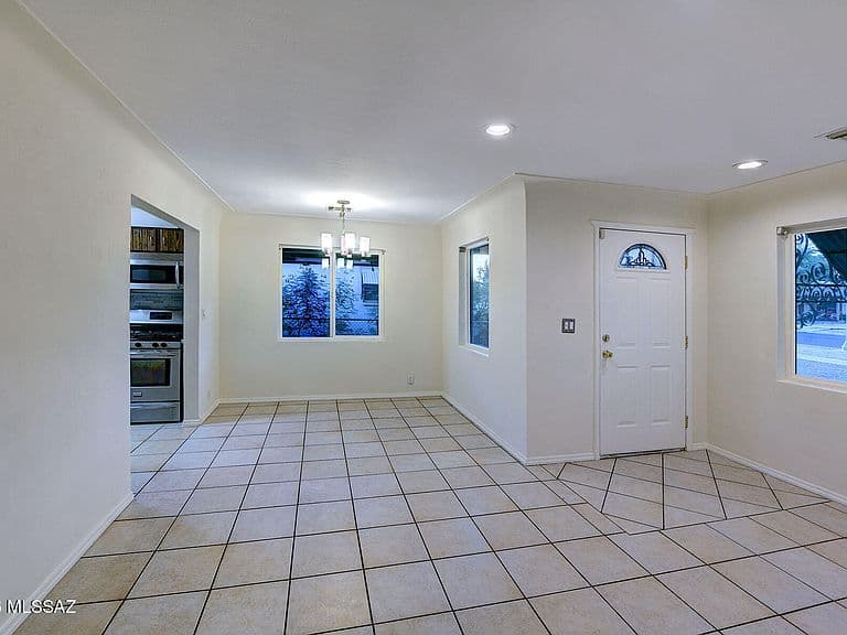 3007 E Beverly Dr photo 4