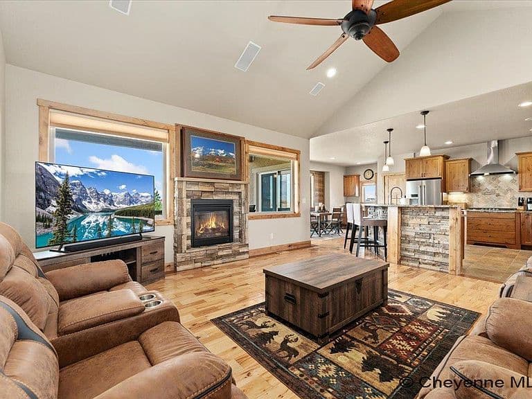 2230 Iriquois Dr photo 3