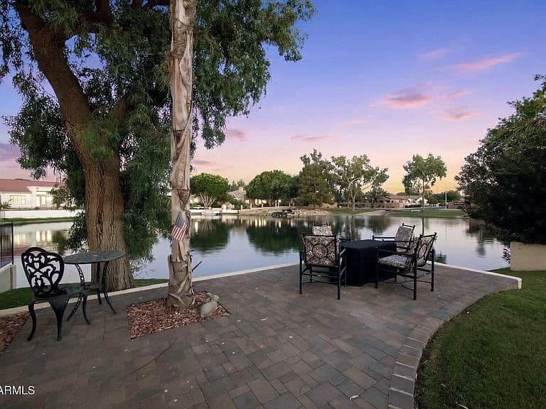 3821 S HAWTHORN Drive photo 3