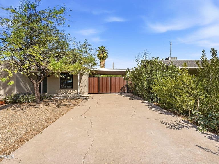 2508 E PINCHOT Avenue photo 5