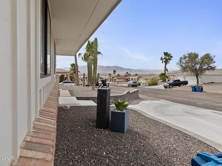 2060 Cabana Dr photo 5