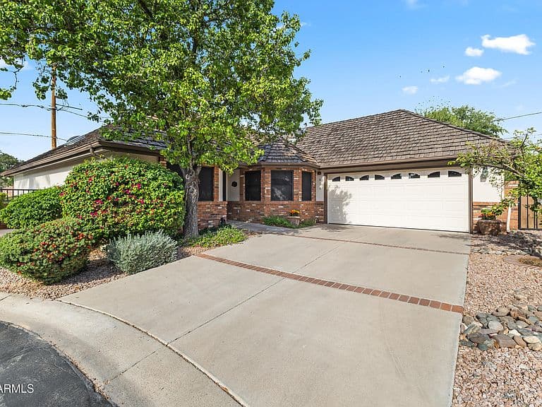610 W GLENN Drive photo 1