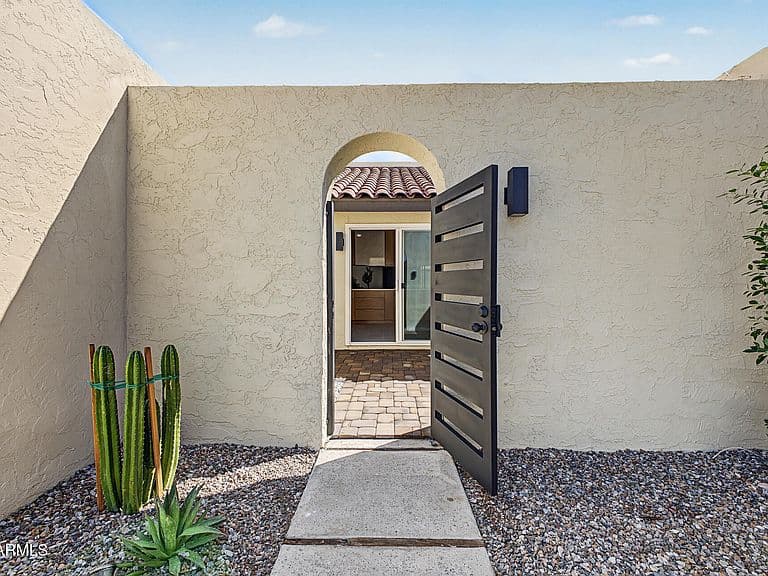 5621 N PALACIO Place photo 3