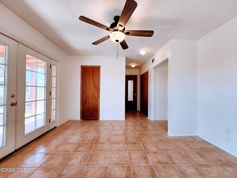 7424 N La Canada Dr photo 3