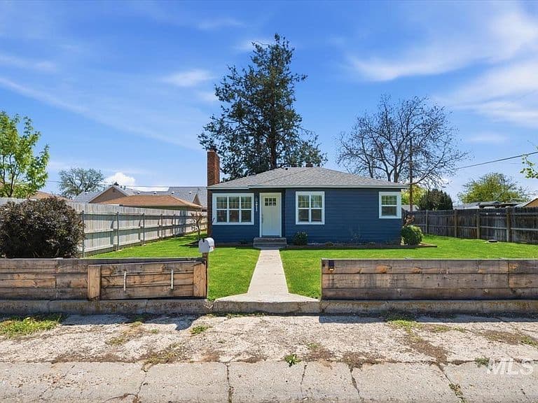 211 W Dewey Ave photo 2