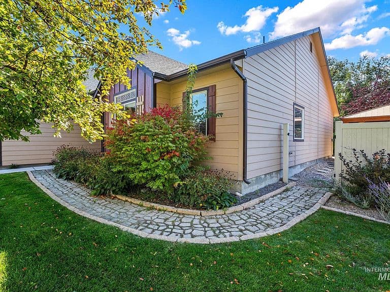 1181 W Darrah Dr photo 4