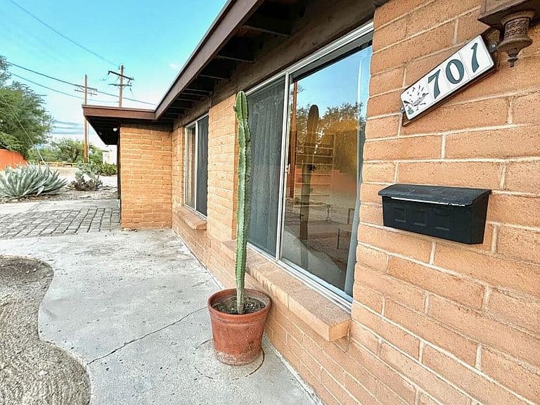 701 W Edgewater Dr photo 4