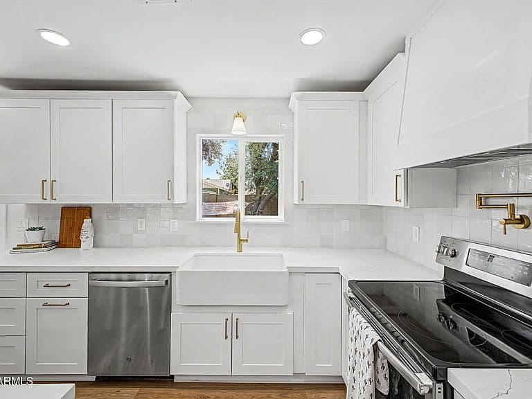 2425 E INVERNESS Avenue photo 4