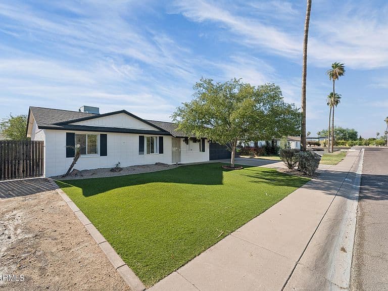 13842 N 37TH Way photo 3