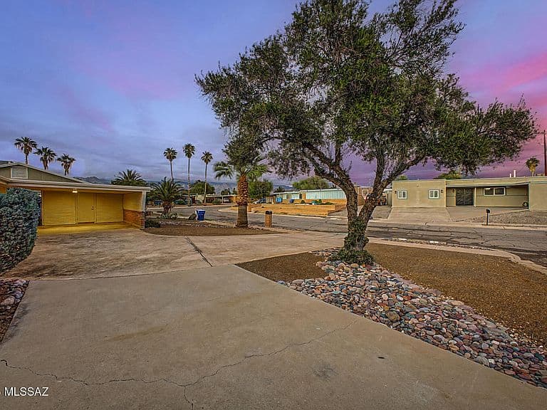 333 N Alandale Ave photo 2