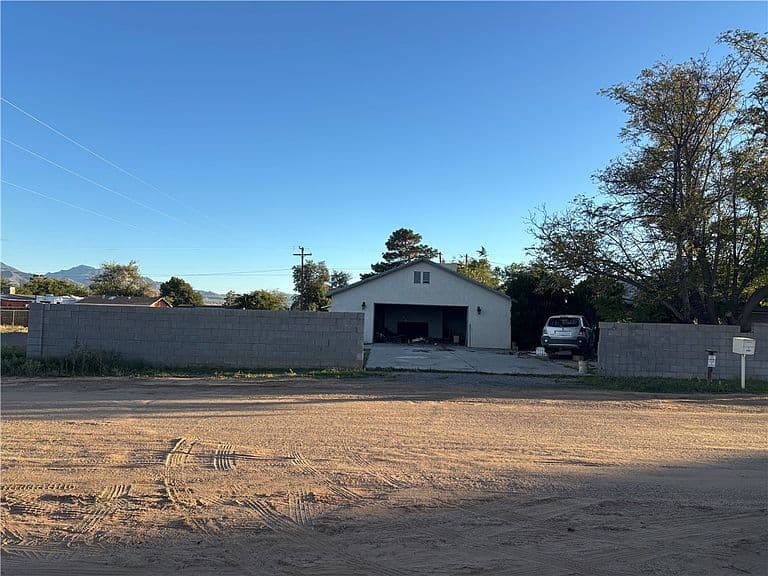 3120 E McVicar Avenue photo 2