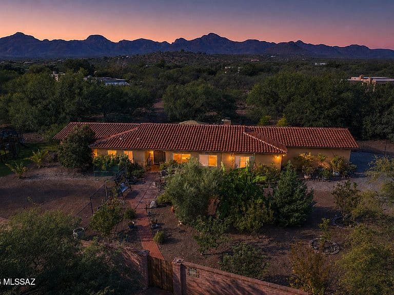 2302 Circulo De Anza photo 1