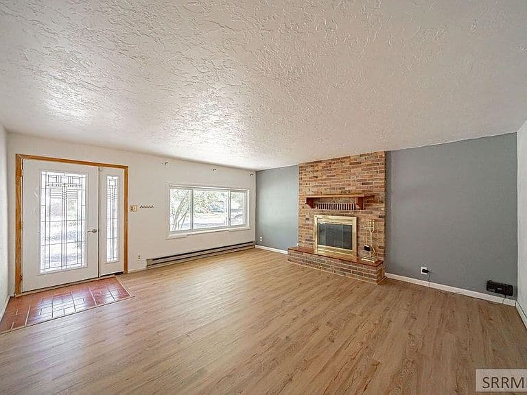 374 3rd St photo 2
