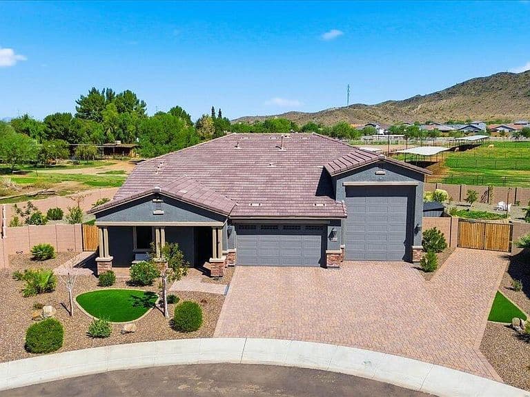 11403 S 52ND Drive photo 3