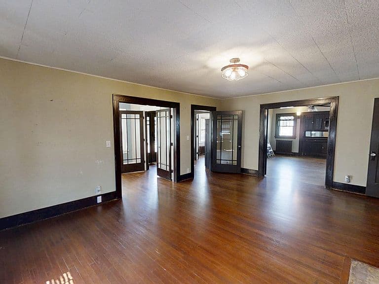 467 Cy Ave photo 2