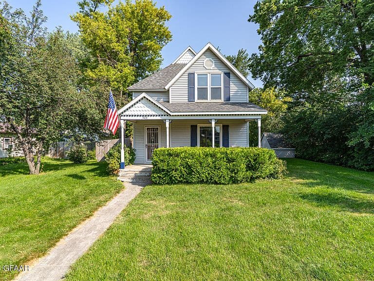 323 4th St photo 1